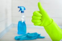 Haarfarbe auf lackierten Fliesen