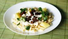 Spätzle und Kartoffeln mit Käsesoße