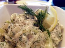 Warmer Gurkensalat mit Dill und Sauerrahm