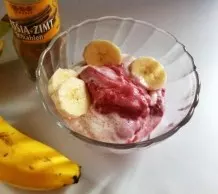 Naturjoghurt mit Banane und Marmelade