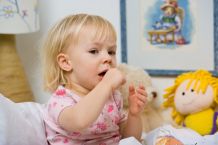Nächtlichen Husten bei Kindern lindern