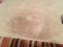 Wachsmalstiftfarbe vom Teppich entfernen - so geht's