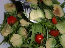 Avocado-Tomate-Rucola-Salat mit Banane-Honigdressing