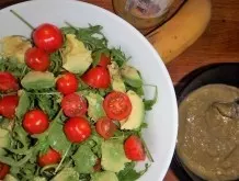 Avocado-Tomate-Rucola-Salat mit Banane-Honigdressing