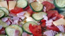 Schnelles Mittagessen mit Zucchini, Tomaten, Schinken & Käse
