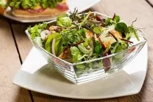 Frischer gesunder Salat bei Erkältung - Erkältungssalat