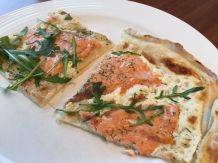 Flammkuchen mit frischem Lachs und Rucola