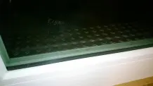 Farbflecken und getrocknete Klebereste auf dem Fenster