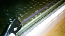 Farbflecken und getrocknete Klebereste auf dem Fenster