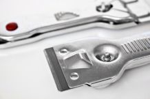 Farbflecken und getrocknete Klebereste auf dem Fenster