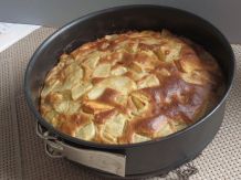 Birnenkuchen mit Nusshaube in einer Springform gebacken