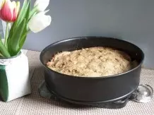 Birnenkuchen mit Nusshaube in einer Springform gebacken