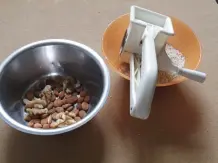 Birnenkuchen mit Nusshaube in einer Springform gebacken