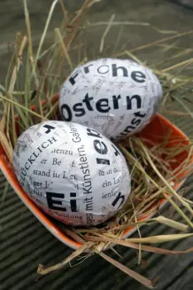 Ostereier im Zeitungsmantel