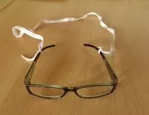 Brille an Schnürsenkel