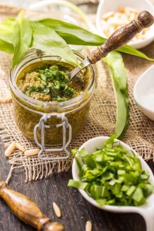Bärlauchpesto aus jungem Bärlauch selber machen