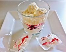 Leckere Raffaellocreme mit Beeren