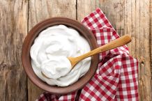 Salatsoßen: Statt Mayonnaise Joghurt verwenden