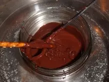 Sesamsalzstangen mit dunkler Schokolade