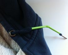 Kordeln an Pullover und Co ganz einfach wieder einziehen