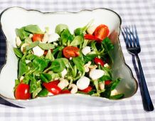 Feldsalat mit Mozzarella und Cocktailtomaten