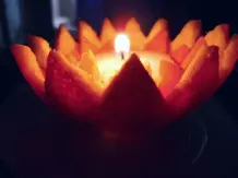 Öllampe in Orangenschale