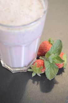 Fruchtiger Erdbeer-Minz-Milchshake