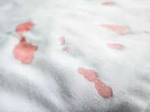 Blutfleck aus weißem Stoffsofa entfernen