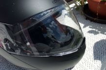 Make-up-Flecken auf dem Innenstoff vom Motorradhelm entfernen