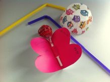 Einladungskarte mit Lolli in Schmetterlingsform basteln