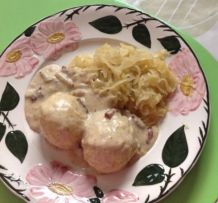 Klöße mit Speckrahmsoße und Sauerkraut