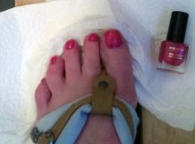 Fußnägel in Sandalen lackieren