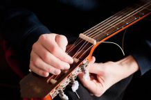 Eine alte Gitarre wieder bespielbar machen