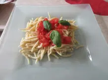 Geschmolzene Tomaten auf Trofie (ligurische Nudeln)