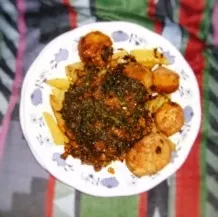 Curry mit Karottengrün, Hühnerfleischbällchen und Kartoffel Wedges
