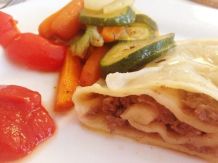 Kirgisische Nudel-Hackfleischrolle mit Ofengemüse