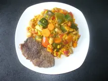 Kalorienarmes sättigendes Gericht: Gemüsereis mit Steak