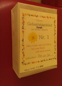 Geschenk einpacken: Mit Urkunde Packpapier aufhübschen