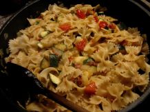 Schnelle Gemüsepfanne mit Farfalle und Schinkenwürfeln