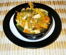 Pikante kalorienarme Suppe im Asiastil