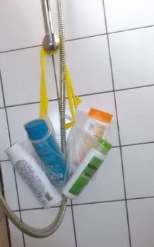 Duschgel und Co unterwegs praktisch aufhängen