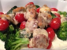 Brokkoli-Tomaten-Bratwurst-Auflauf mit Käse - Low Carb