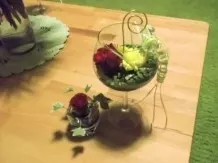 Schöne Tischdeko mit Weinglas und Teelichthalter