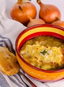 Zwiebelsuppe mit Käse