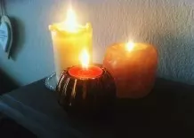 Kerzen löschen - Ruß- und Qualmentwicklung verhindern