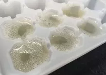 Zitronensaft in kleinen Portionen einfrieren