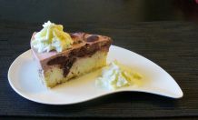Käsekuchen mit Pflaumen-Frischkäsetopping