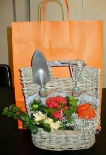Eine Tüte voller Blumen - eine schöne Geschenkidee