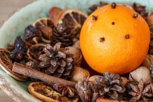 Weihnachtsdüfte aus Apfelsinen mit Nelken