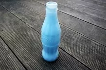 Upcycling: Retro Colaflasche als bunte Vase
